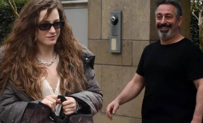 Serenay Sarıkaya ve Cem Yılmaz aşkı doludizgin devam ediyor. Aşklarını