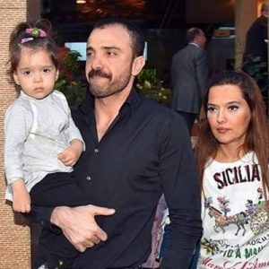 Şarkıcı Demet Akalın, koronavirüs salgını nedeniyle sosyal medyadan üzüntüsünü dile