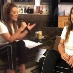 Ünlü şarkıcı Demet Akalın, koronavirüs salgını nedeniyle evinde konser veren