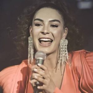 Hercai dizisiyle yıldızı parlayan Ebru Şahin, dün akşam yüzü olduğu
