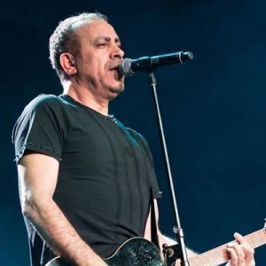 Beyin tümörü nedeniyle kemoterapi gördüğünü söyleyerek saçlarını kazıtan İrem Atan,