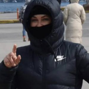 Bebek sahilinde objektiflere takılan Hülya Avşar, koronavirüs nedeniyle ‘Dışarı çıkmayın’