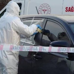 Kocaeli’nin İzmit ilçesinde Seka Devlet Hastanesi otoparkında Hollanda plakalı aracın