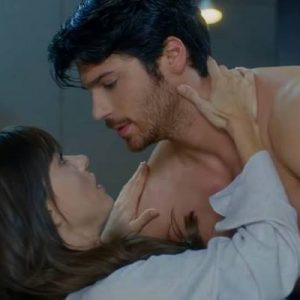 Can Yaman ile Özge Gürel’in başrollerini paylaştığı Bay Yanlış dizisinin