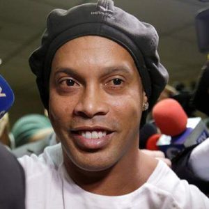 Sahte pasaport kullanmak suçundan Paraguay’da ev hapsinde olan efsanevi futbolcu