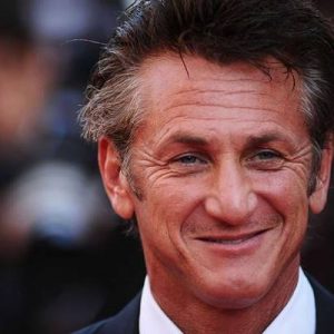 Dünyaca ünlü oyuncu Sean Penn’in, koronavirüs ile mücadelede gönüllü bir