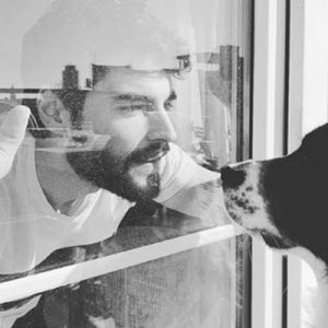 Hercai dizisinde Miran karakterine hayat veren oyuncu Akın Akınözü, sosyal