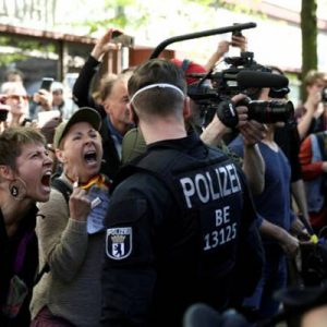 Almanya’nın başkenti Berlin’de koronavirüs (corona virüs) tedbirlerini protesto etmek isteyen