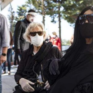 Bülent Ersoy’un annesi Necla Poyraz son yolculuğuna uğurlandı. Kanser tedavisi