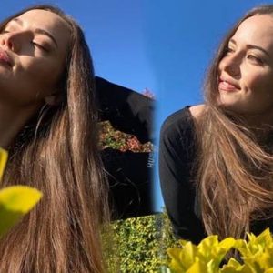 Fahriye Evcen güzel havayı fırsat bilerek kendini evinin bahçesine attı.