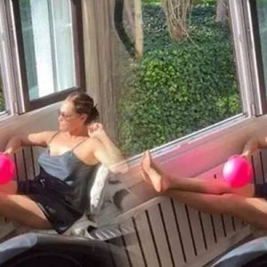 Ünlü şarkıcı ve oyuncu Hülya Avşar, evindeki camın önünde çektirdiği