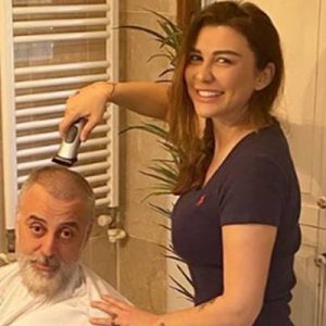 Selen Görgüzel eşi Hamdi Alkan’ı tıraş etti. Selen Görgüzel, eşi