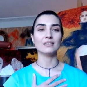YouTube kanalında açtığı yayınlarda sevenleriyle buluşan ve salgın nedeniyle ikizleri
