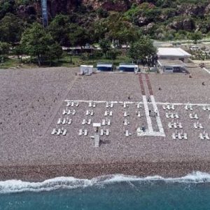Koronavirüs (corona virüs) tedbirleri kapsamında düzenlenmelerin yapıldığı Konyaaltı Sahili’nde yüzerken