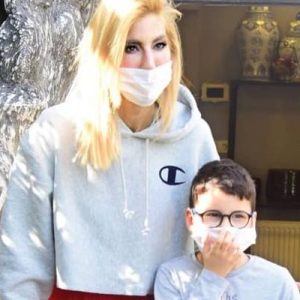 Sokak yasağı olan çocukları Uzay ve Kuzey ile alışverişte görüntülenen