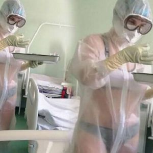 Corona virüsü hastalarını bikinisinin üzerine giydiği koruyucu önlük ile tedavi