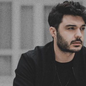 Son zamanlarda çıkardığı “Farzet” ve “Olur Olur” şarkılarıyla haftalarca müzik