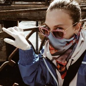 Melisa Şenolsun, eşarbı, eldiveni ve gözlüğüyle Moda sokaklarında karantina modası