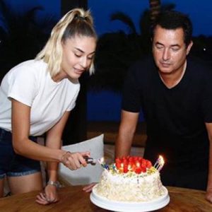 Survivor nedeniyle Dominik’e gittikten sonra karantina nedeniyle Türkiye’ye dönemeyen Acun