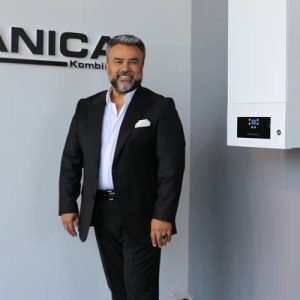 Ünlü türkücü Bülent Serttaş, Sanica Kombi’nin reklam yüzü oldu. Reklam