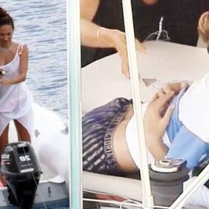 Çift, misafirleriyle kağıt oynarken objektife yansıdı. Oyun sırasında Çağatay Ulusoy’la