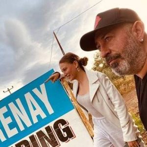 Cem Yılmaz bir magazin sitesinin villasında Serenay Sarıkaya ile vakit