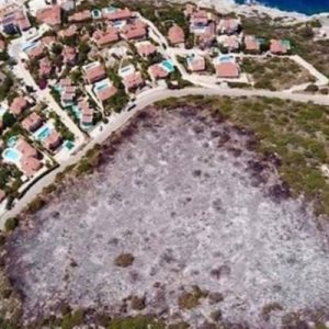 Geçtiğimiz ay villa ve lüks otellerle kaplı bölgede çıkan yangınla