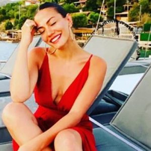 Başrollerini İbrahim Çelikkol ile Demet Özdemir’in paylaştığı Doğduğun Ev Kaderindir