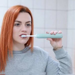 Diş çürümesi genellikle karbonhidratlı yiyeceklerin diş yüzeyinde uzun süre kalmasıyla