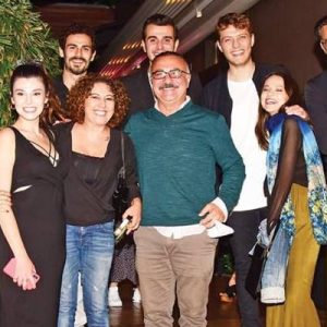 Etiler Günaydın restoranda dizi ekibi, ilk bölümü yemek yiyerek birlikte