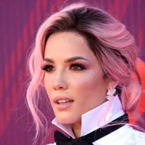 Macaristan asıllı ABD’li şarkıcı Halsey, dün Instagram hesabından baklava fotoğrafı