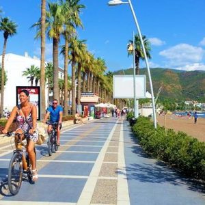 Muğla’nın Marmaris ilçesinde tatil için bulunanlar, yeni tip koronavirüs (Kovid-19)