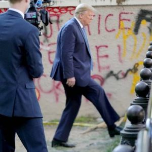 ABD Başkanı Donald Trump Beyaz Saray’dan çıkarak göstericilerin bulunduğu alanın