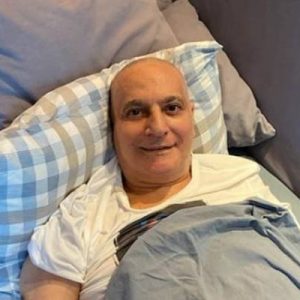 Operasyon öncesi saçlarını kazıtan 63 yaşındaki ünlü şovmenin özel bir