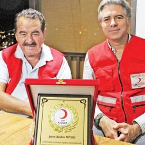 Çocukken, ailesinin, Kızılay’ın yaptığı yardımlardan yararlandığını söyleyen Tatlıses, “Giderdim kuru