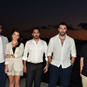 Başrollerini Cengiz Coşkun, Vildan Atasever, Haluk Piyes ve Caner Kurtaran’ın
