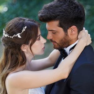 Güzel oyuncu Özge Gürel beyaz gelinlikle izleyenleri büyülerken, aynı zamanda