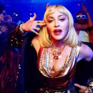 Popun divası 61 yaşındaki Madonna, kariyerine başladığı müzik şirketi Warner