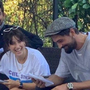 Başrollerini Hazal Kaya, Onur Tuna, Nur Fettahoğlu, Selin Şekerci ve