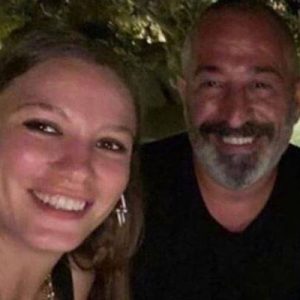 ‘Bitti’ denilen Cem Yılmaz Serenay Sarıkaya aşkı devam ediyor. Serenay