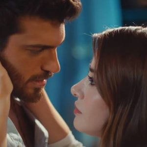 Başrollerini Can Yaman ve Özge Gürel’in paylaştığı “Bay Yanlış” dizisi