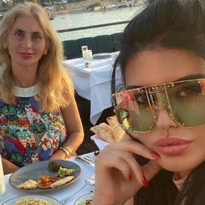 Sosyal medya paylaşımlarından da zaman zaman annesiyle diyaloglarını paylaşan ve