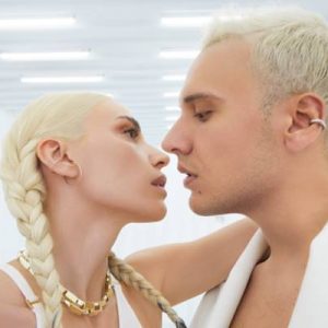 Stüdyoda yeni single hazırlıklarını sürdüren Edis, hız kesmiyor. Pop müziğin