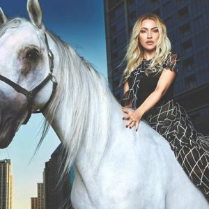 Hadise, alışkın olduğumuzdan çok farklı olarak, şarkı sözlerinin hassas unsurlarını