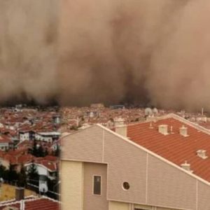 Fırtınanın etkisiyle Polatlı ilçesinde dev toz bulutları oluştu. Tarım işçilerinin