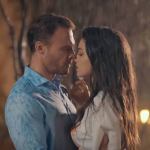“Sen Çal Kapımı” dizisinin yıldızları Hande Erçel ve Kerem Bürsin