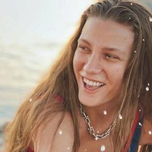 Serenay Sarıkaya’nın estetik yaptırmak için hastaneye yattığı iddia edildi. Serenay