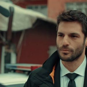 Başrollerinde Serkan Çayoğlu, Melisa Aslı Pamuk, Tayanç Ayaydın ve Nilperi