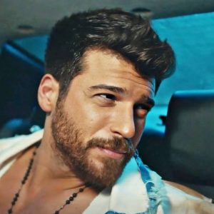 Can Yaman, önceki gün yeni tanıştığı kız arkadaşıyla Ortaköy’de bulunan