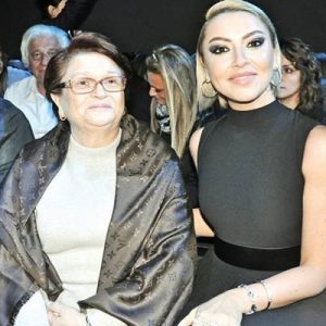 Hadise, pandemi nedeniyle görüşemediği annesini Türkiye’ye getirmeye karar verdi. Ancak
